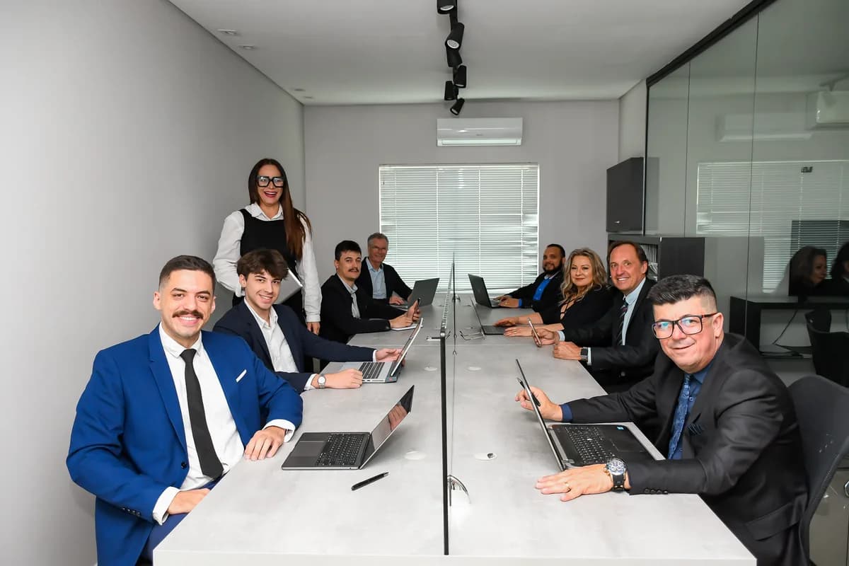Equipe da Mercedes Imóveis reunida no escritório no Centro de Itajaí