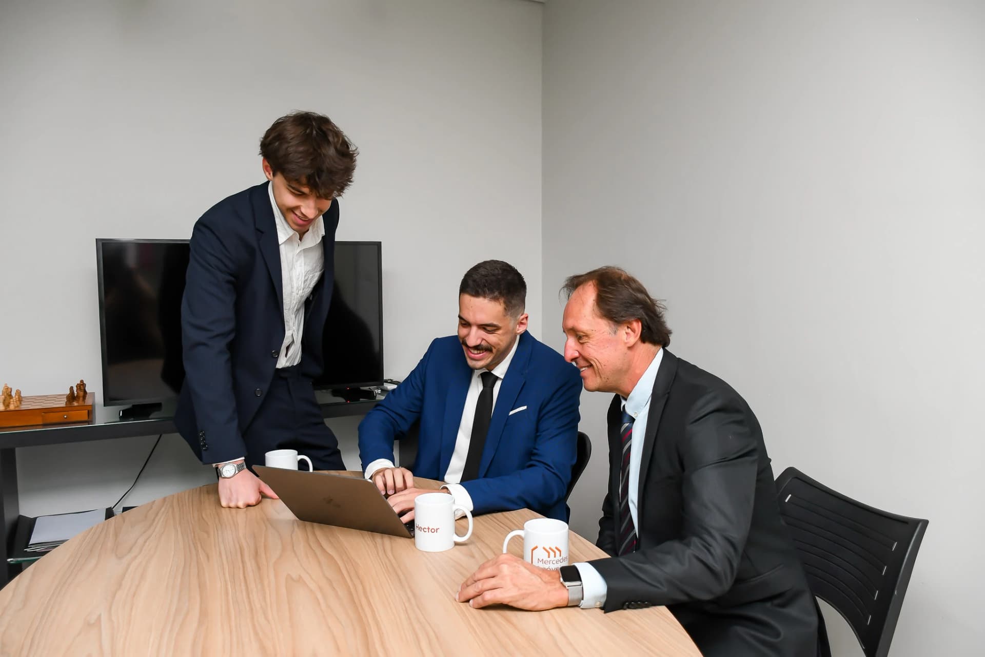 Paulo, da Mercedes Imóveis, conduzindo reunião de renovação contratual com proprietário no escritório de Itajaí