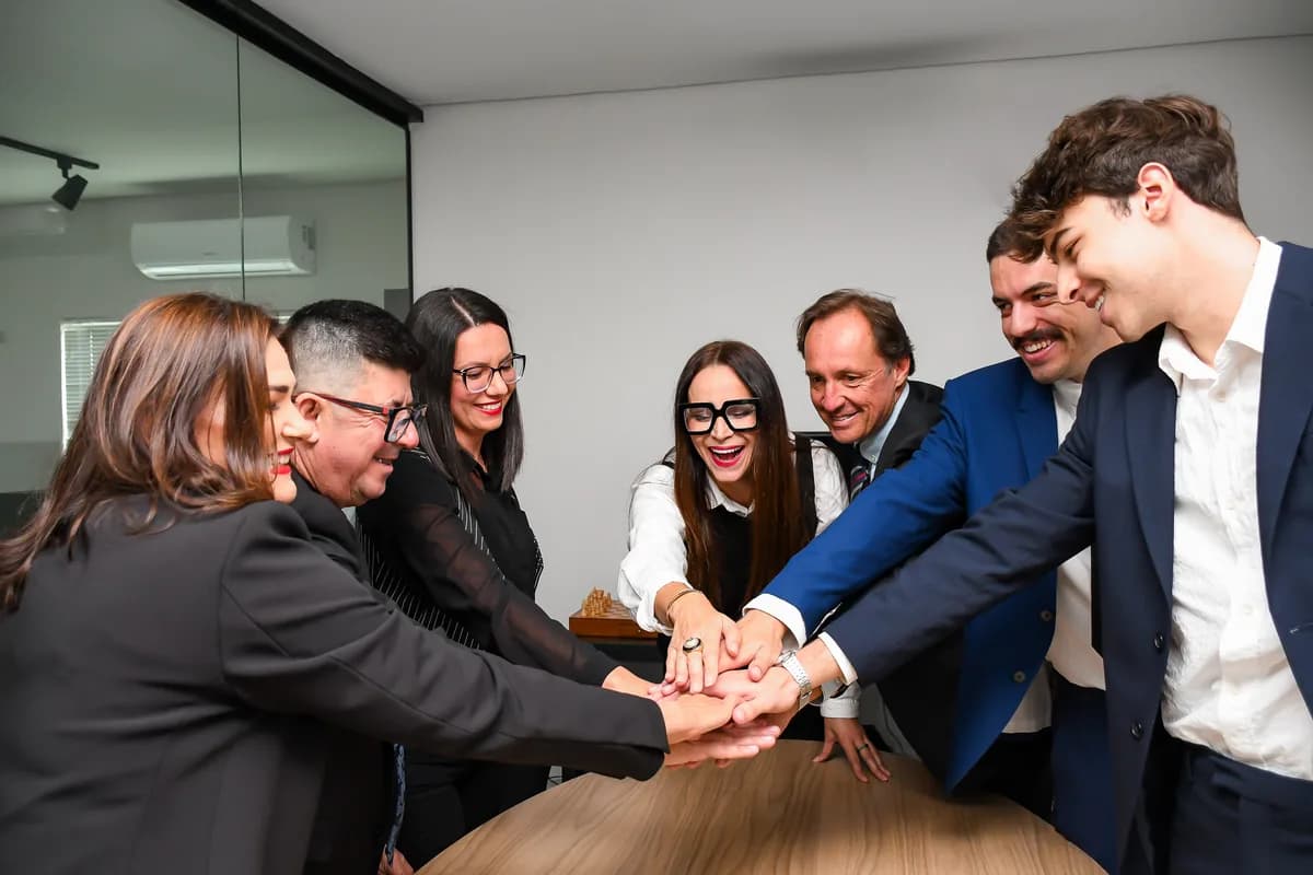Equipe Mercedes em conversa próxima de mesa de trabalho, pronta para a primeira leitura de mercado com o investidor