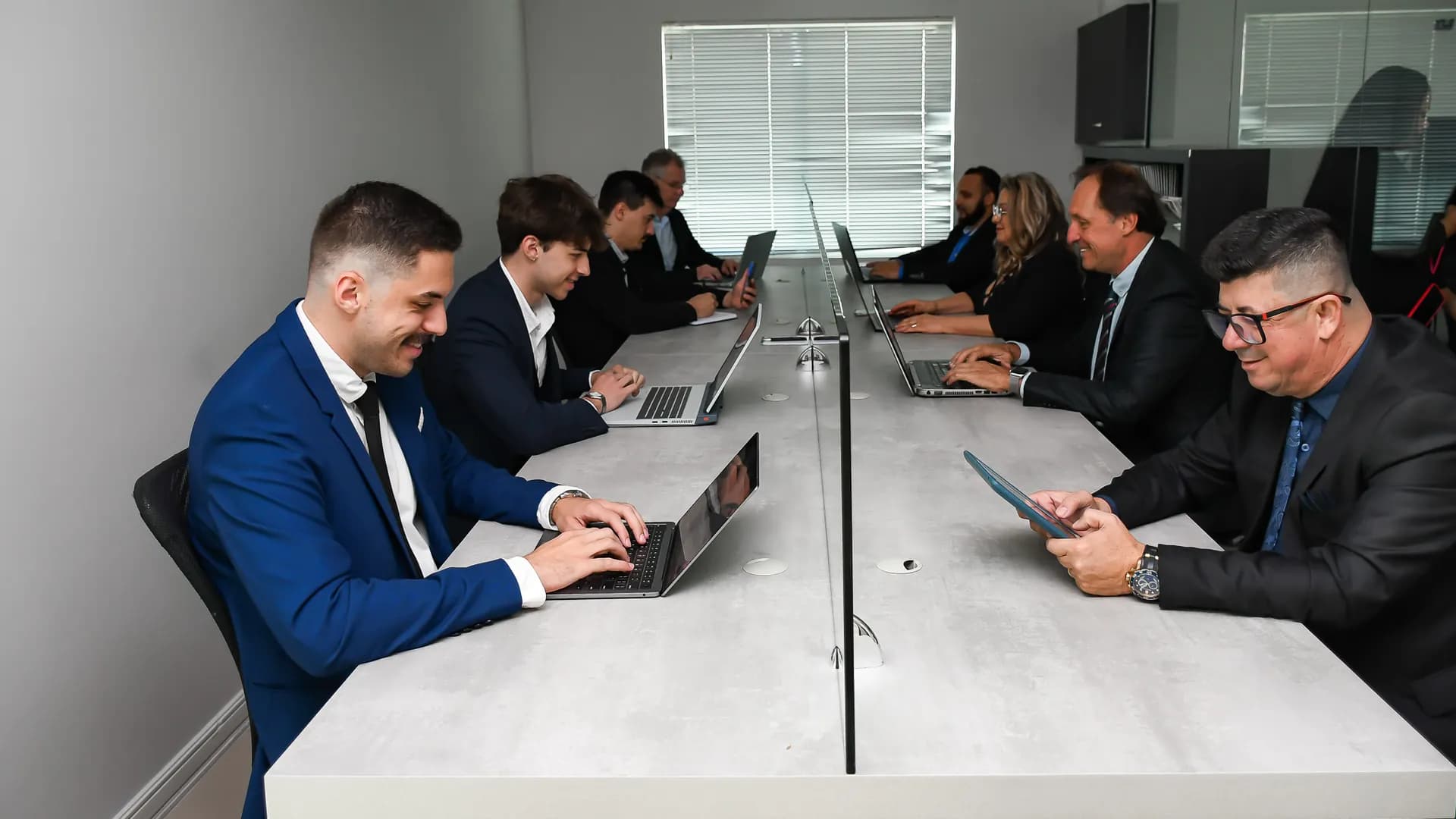 Equipe Mercedes Imóveis em reunião no escritório central em Itajaí