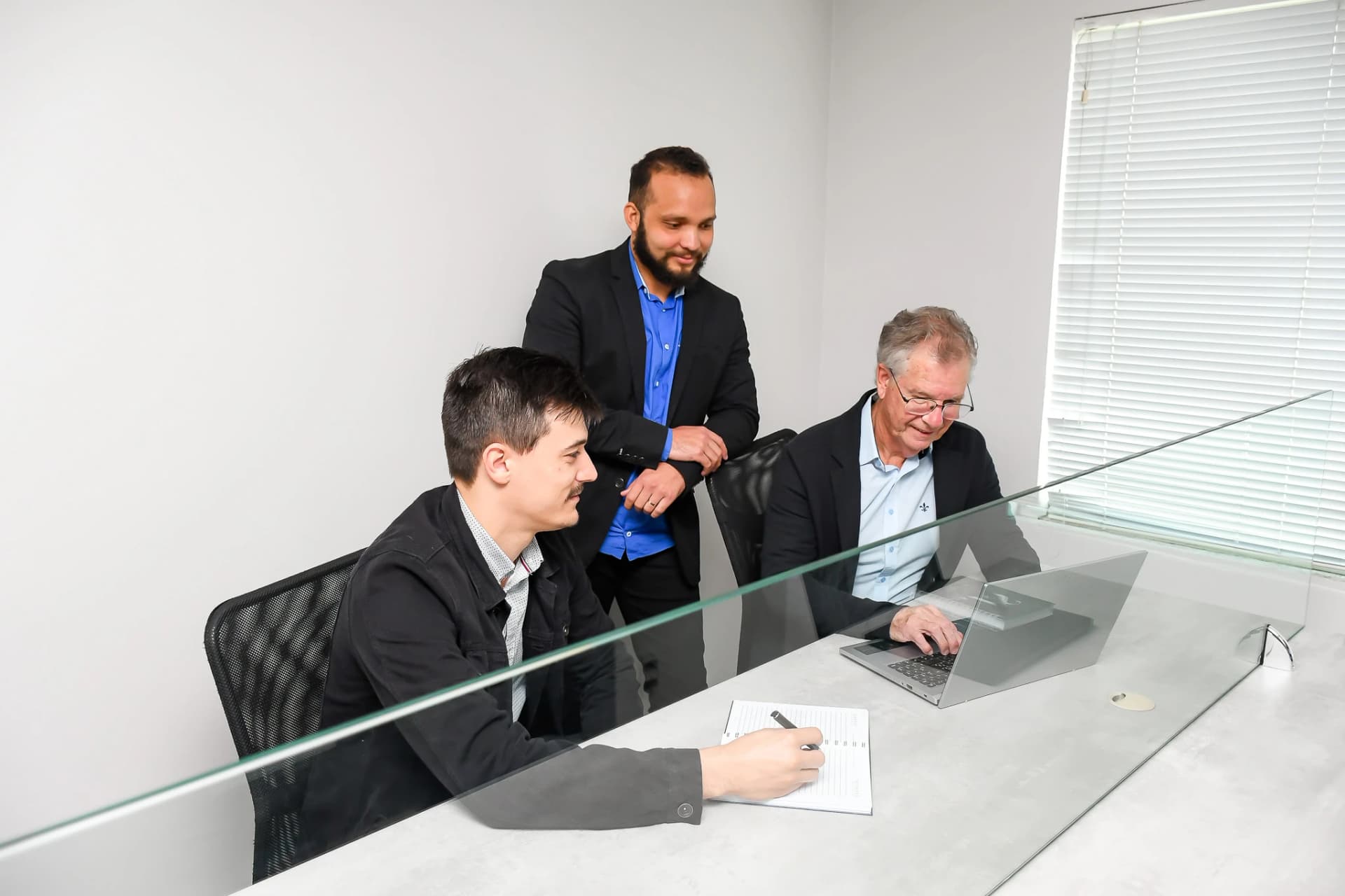 Equipe Mercedes Imóveis em reunião no escritório central em Itajaí