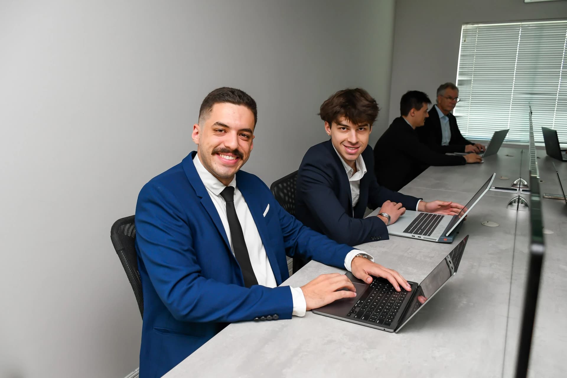 Equipe da Mercedes Imóveis trabalhando no escritório do Centro de Itajaí