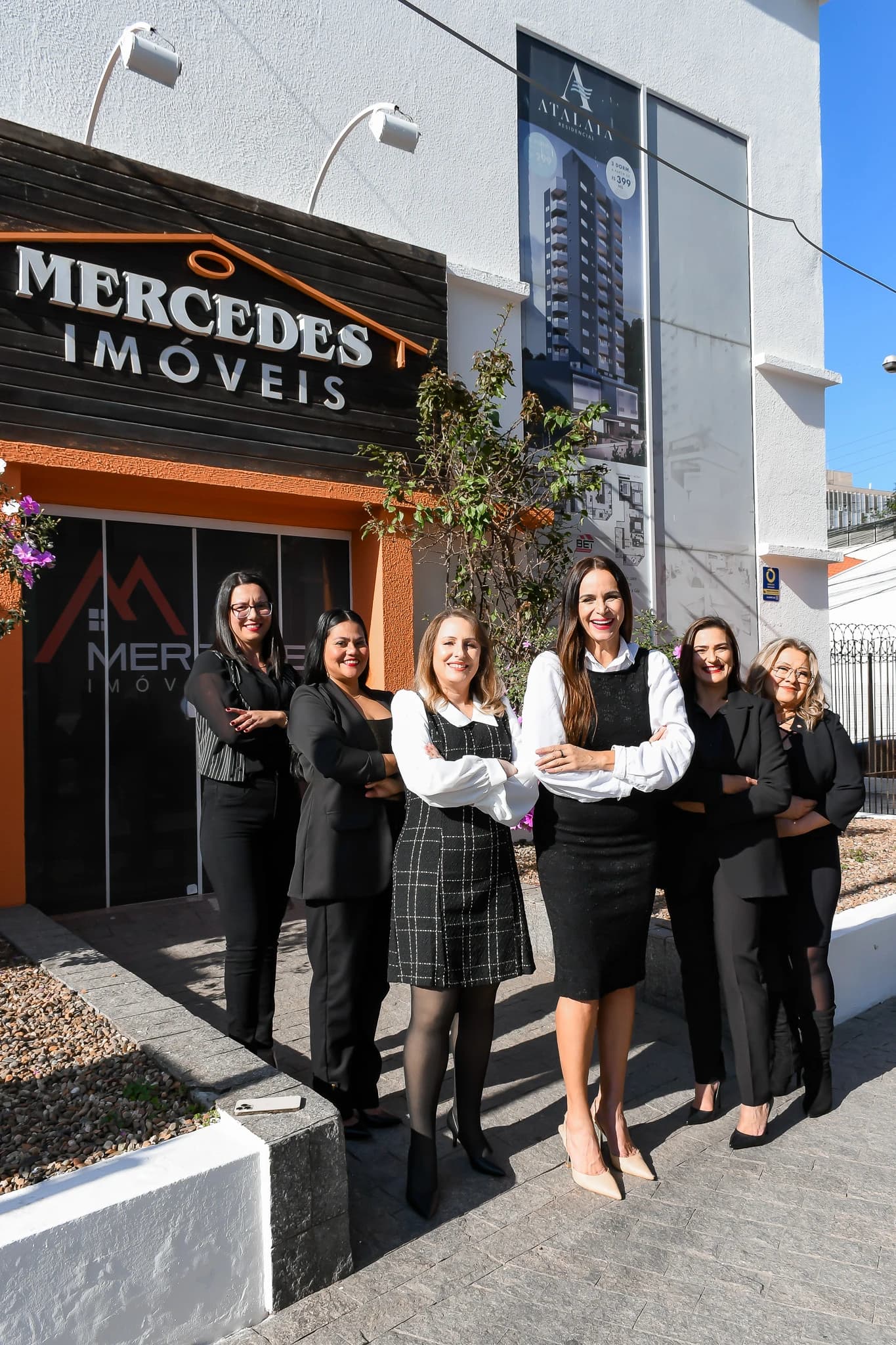 Equipe da Mercedes Imóveis reunida em frente à sede em Itajaí