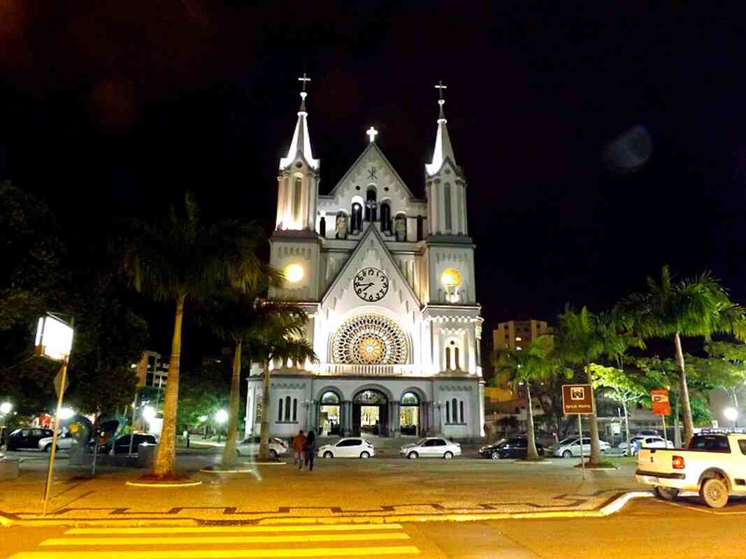 Noite em Itajaí: Onde ir para aproveitar a vida noturna