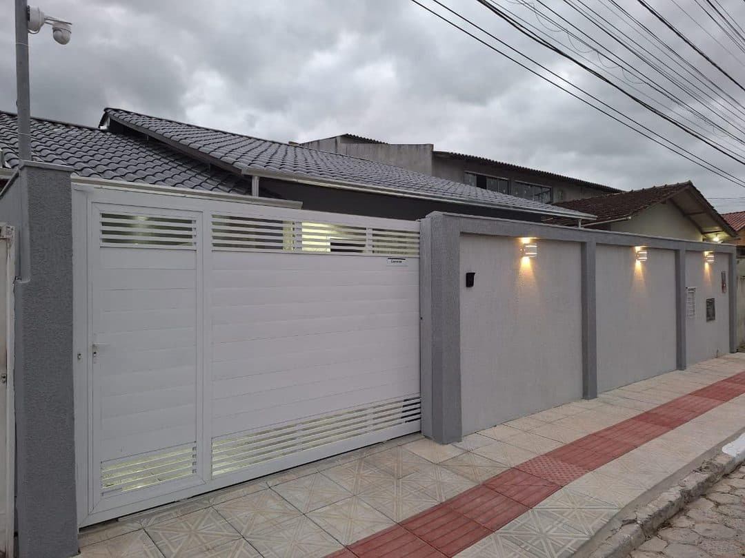 Foto 1 de Casa à venda - 2 suítes + 1 dormitório, São Vicente, Itajaí, SC