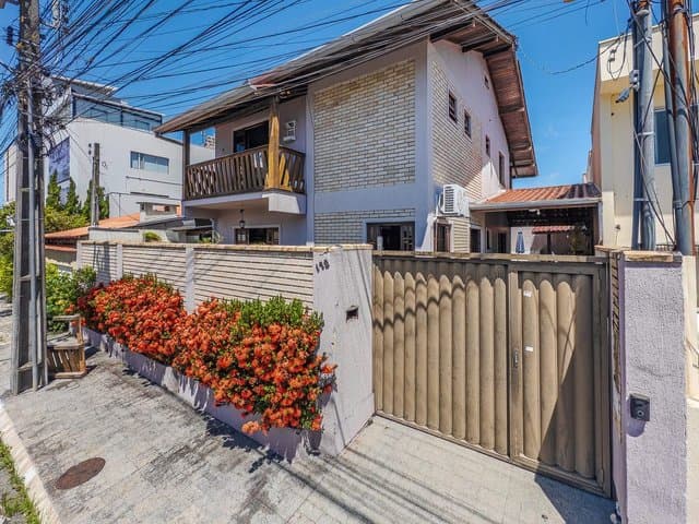 Foto 1 de Casa 1 suíte + 3 dorms à venda · Fazenda, Itajaí · 192 m²