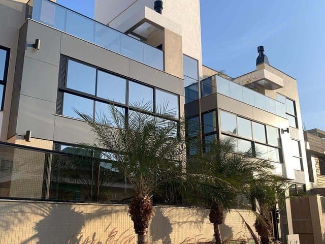 Foto 1 de Apartamento à venda, com 2 suítes - Praia dos Amores, Balneário Camboriú, SC